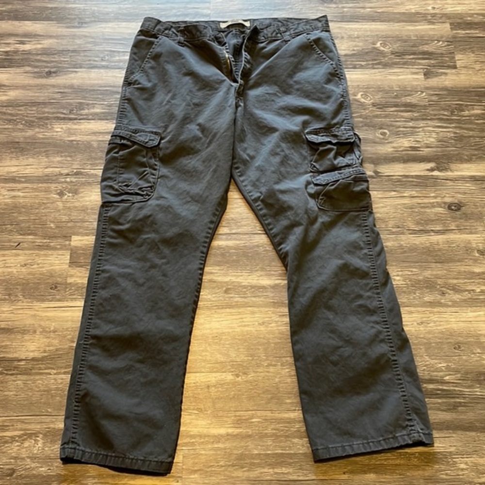 WRANGLER MEN’S CARGO PANTS. SIZE 36x32. Great condition.